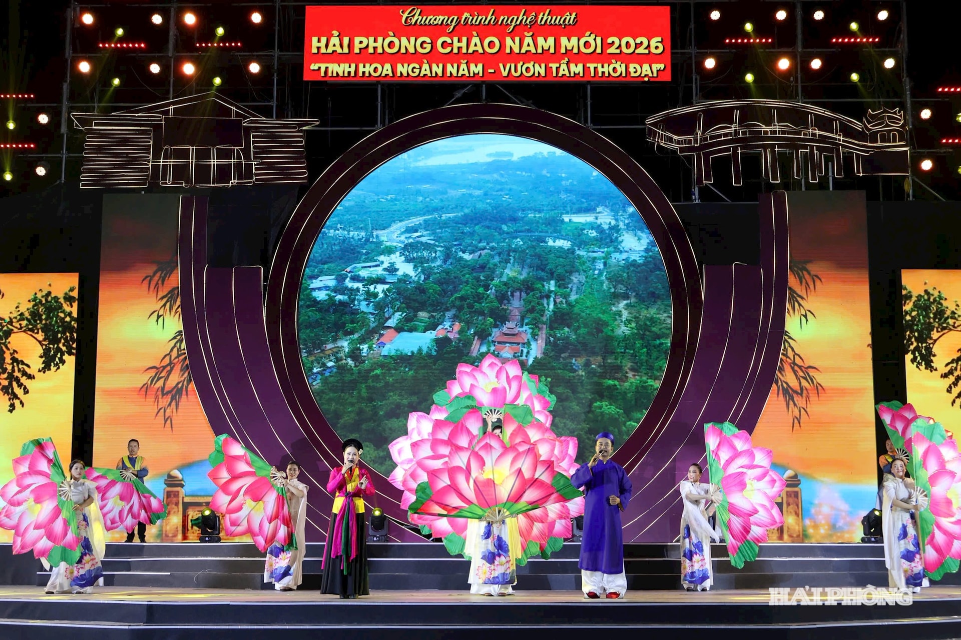 Chương trình tổng duyệt tại quảng trường Trung tâm Văn hóa xứ Đông. Ảnh Nguyễn Hạnh