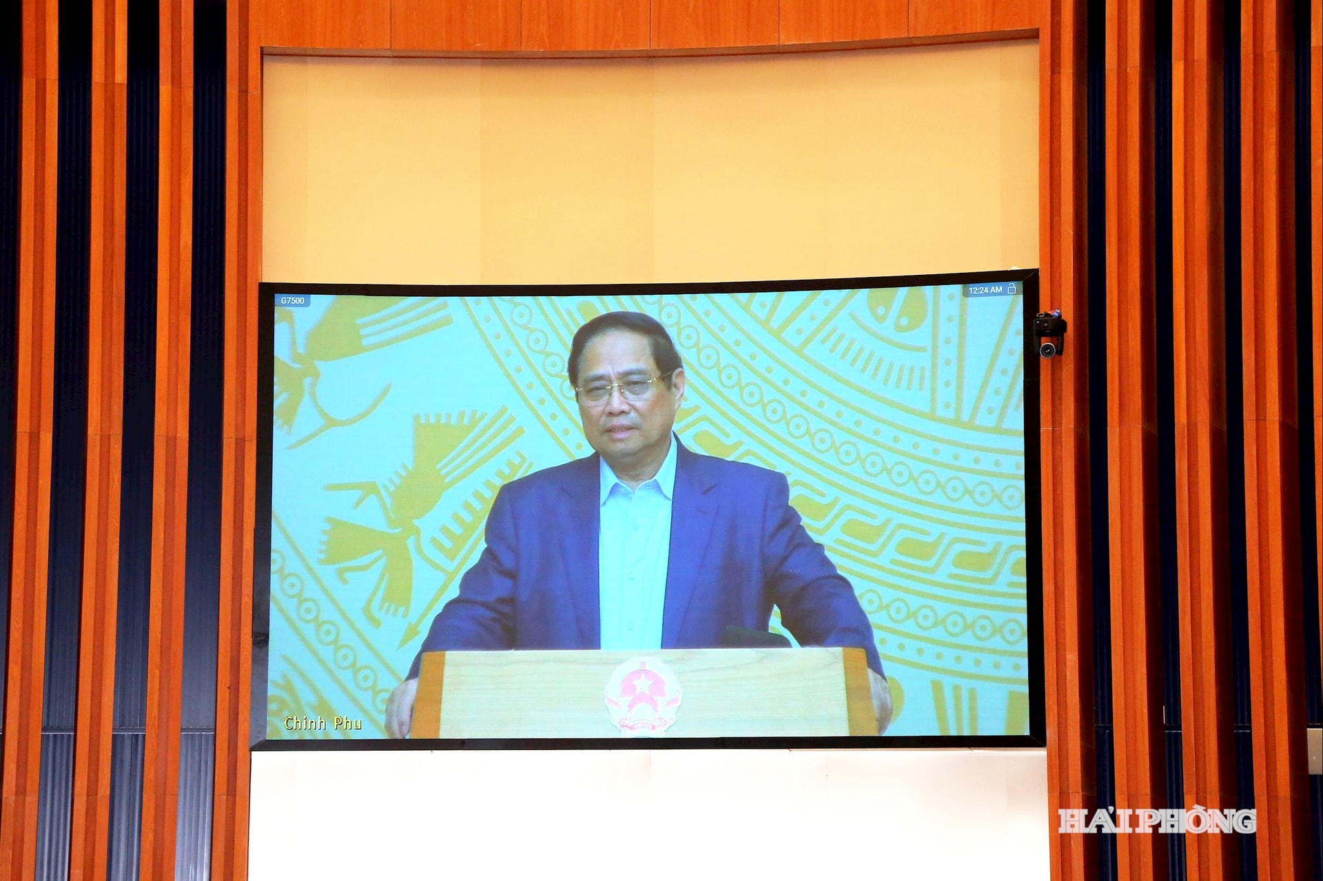 Perdana Menteri Pham Minh Chinh memimpin pertemuan daring nasional tersebut.