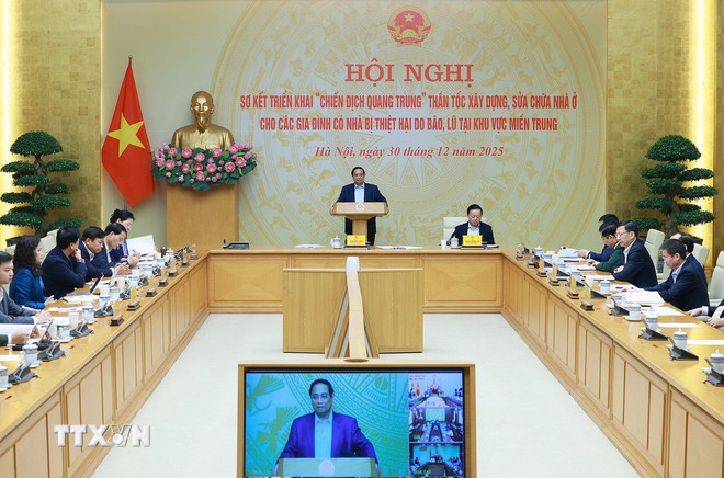 Thủ tướng Phạm Minh Chính chủ trì Hội nghị sơ kết triển khai “Chiến dịch Quang Trung” xây dựng nhà ở cho nhân dân có nhà bị thiệt hại do bão, lũ tại khu vực miền Trung. (Ảnh: Dương Giang/TTXVN) ttxvn-3012-thu-tuong-xoa-nha-tam-4.jpg