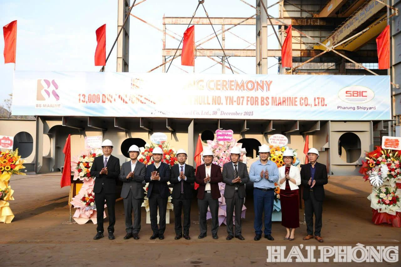 Các đại biểu tiến hành lễ đặt ky tàu 13.000 DWT với ký hiệu YN -07.