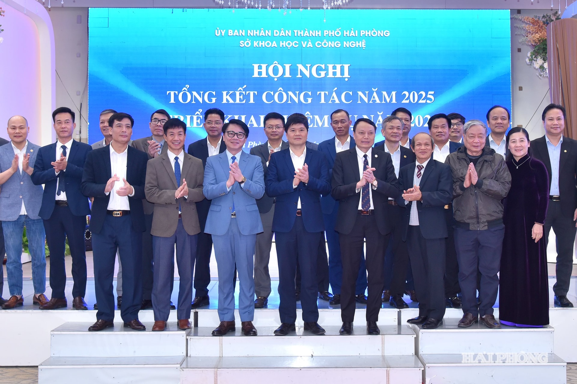 Đồng chí Hoàng Minh Cường, Phó chủ tịch UBND thành phố cùng các đại biểu dự hội nghị.