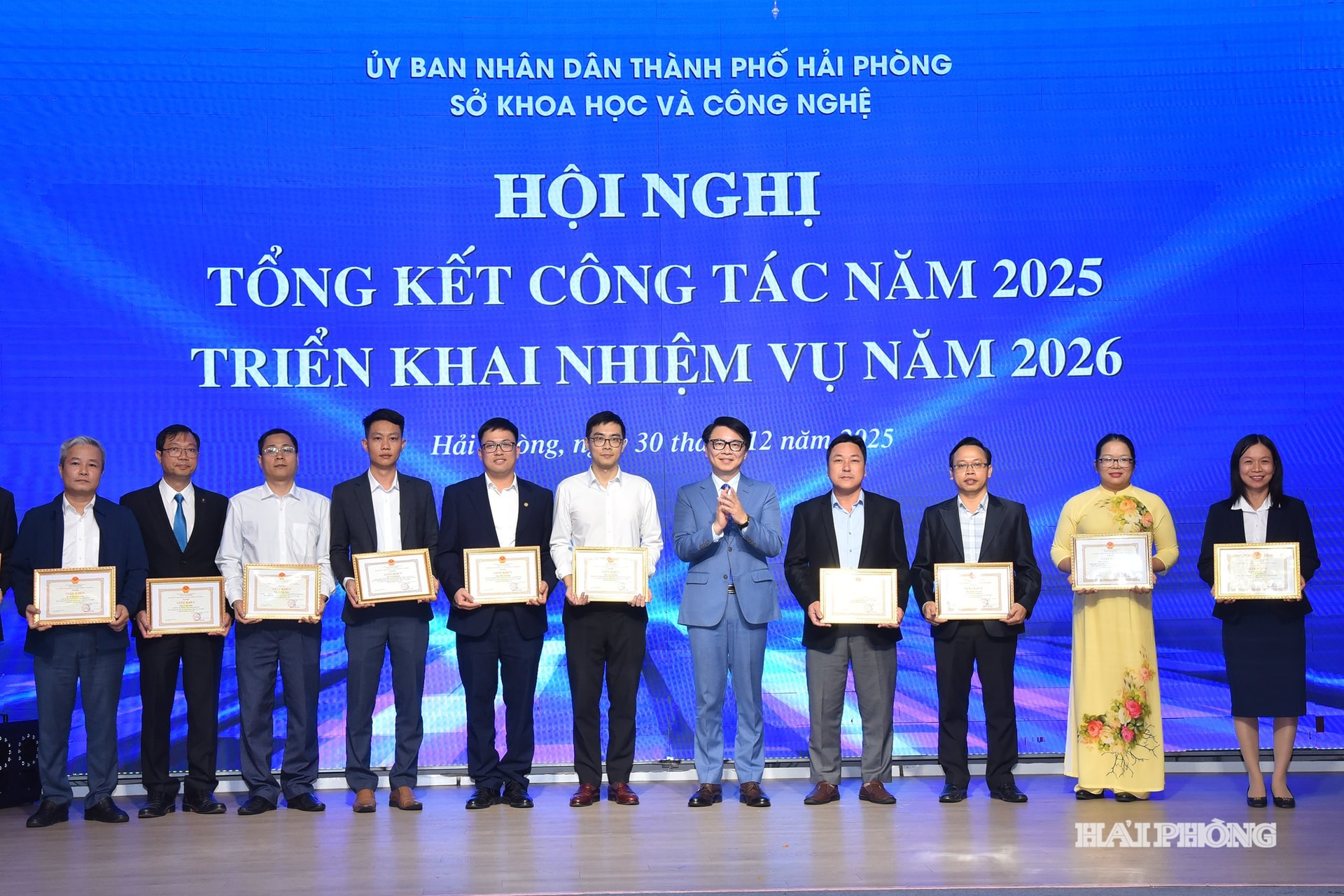 Lãnh đạo Sở Khoa học và Công nghệ trao giấy khen tặng các cá nhân có thành tích xuất sắc.