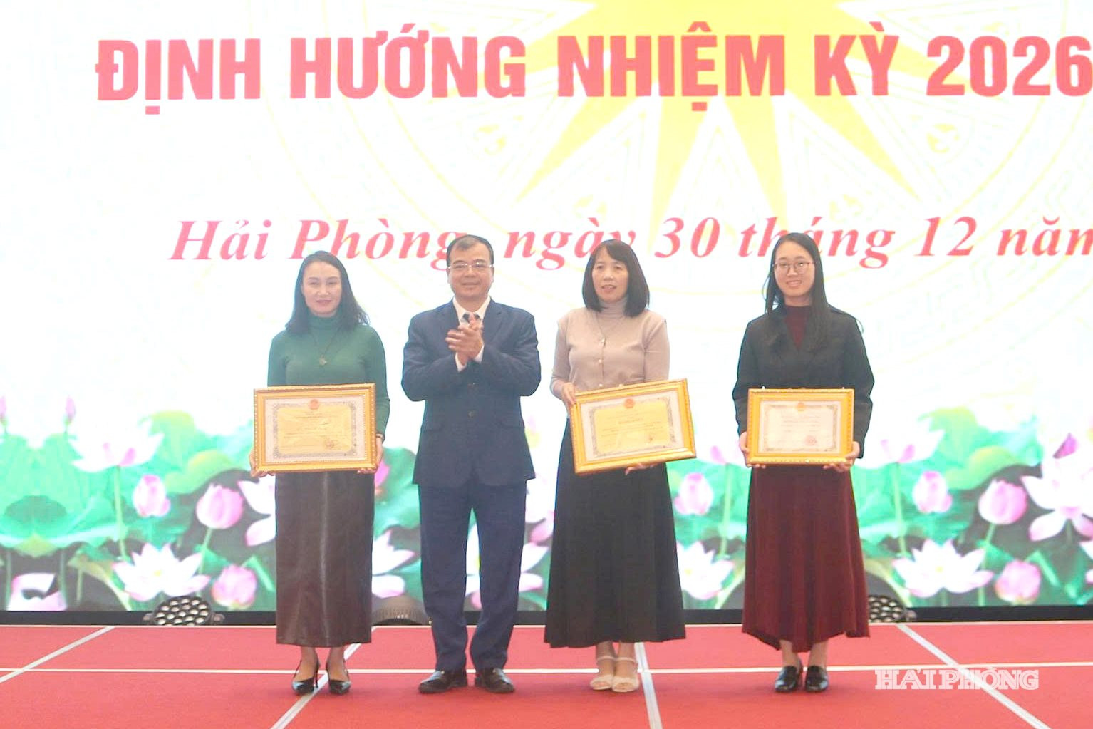 Đồng chí Nguyễn Minh Hùng, Phó chủ tịch UBND thành phố trao bằng khen tặng các tập thể và cá nhân có thành tích xuất sắc.