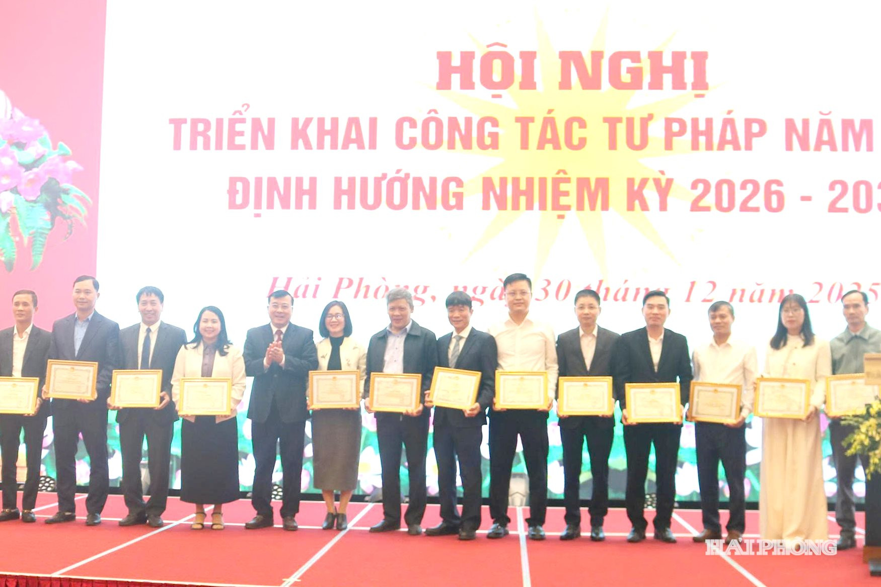 Lãnh đạo Sở Tư pháp trao giấy khen tặng các tập thể và cá nhân có thành tích xuất sắc.