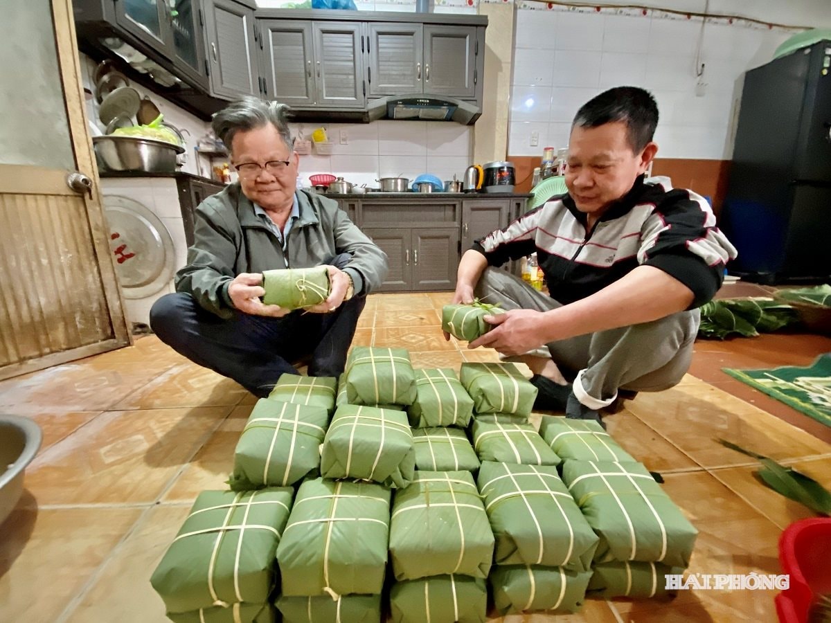 Gia đình ông Nguyễn Tất Na (bên trái) có truyền thống 4 đời làm nghề gói bánh chưng.