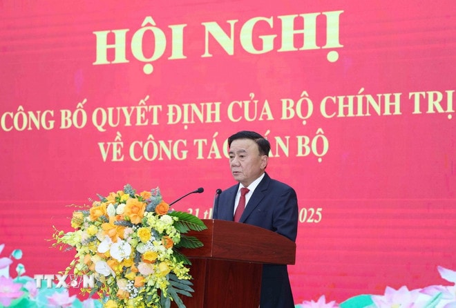 ttxvn-ong-duong-trung-y-giu-chuc-tong-bien-tap-tap-chi-cong-san-1.jpg