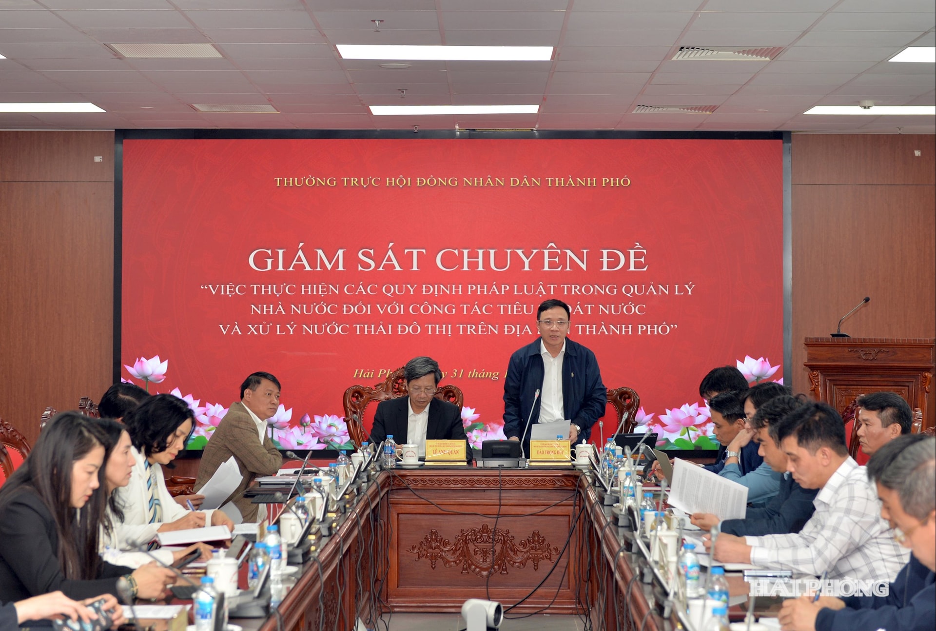 Đồng chí Đào Trọng Đức, Phó chủ tịch Thường trực Hội đồng nhân dân thành phố phát biểu tại hội nghị