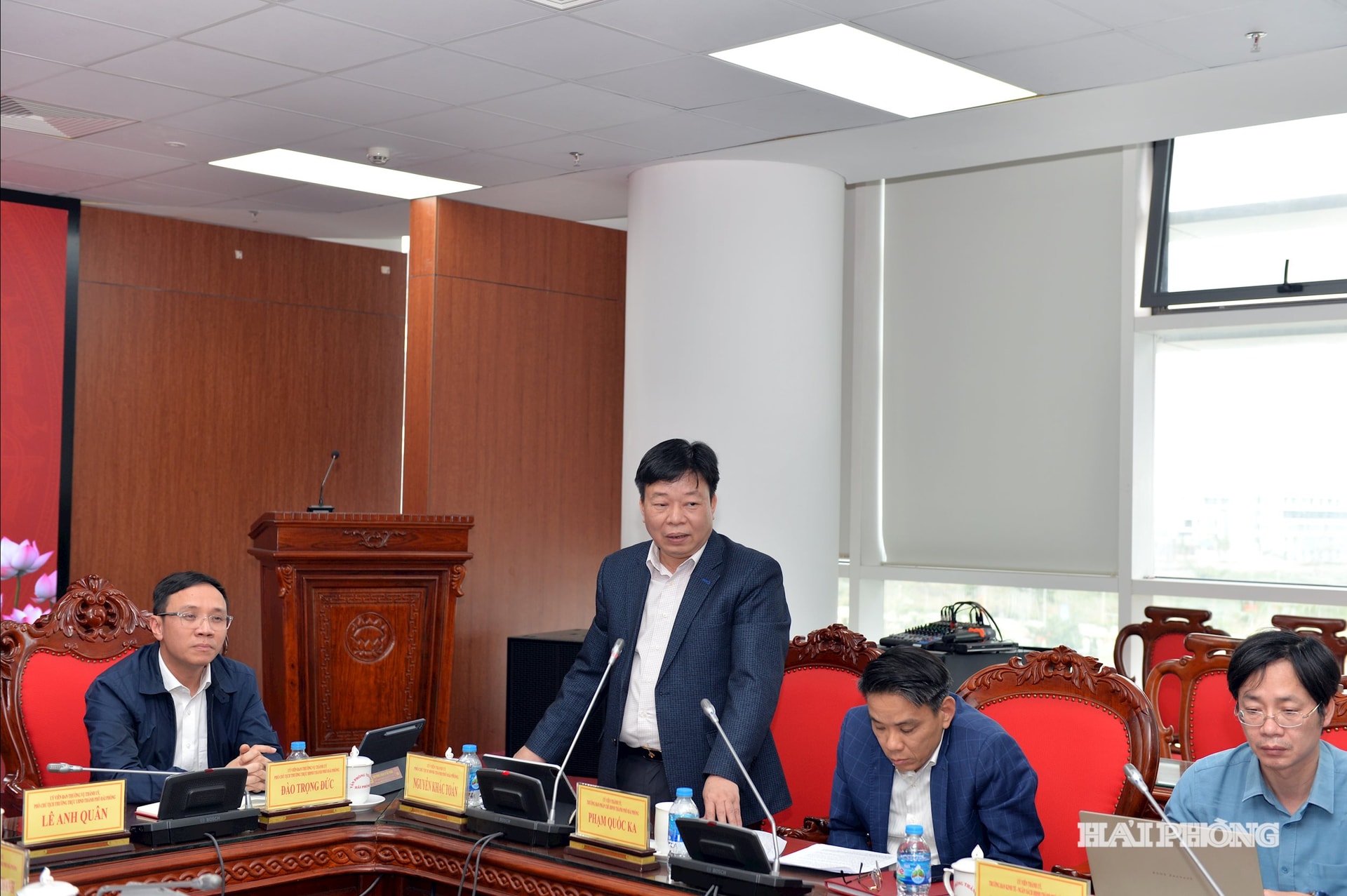 Đồng chí Nguyễn Khắc Toản, Phó chủ tịch Hội đồng nhân dân thành phố phát biểu tại hội nghị.