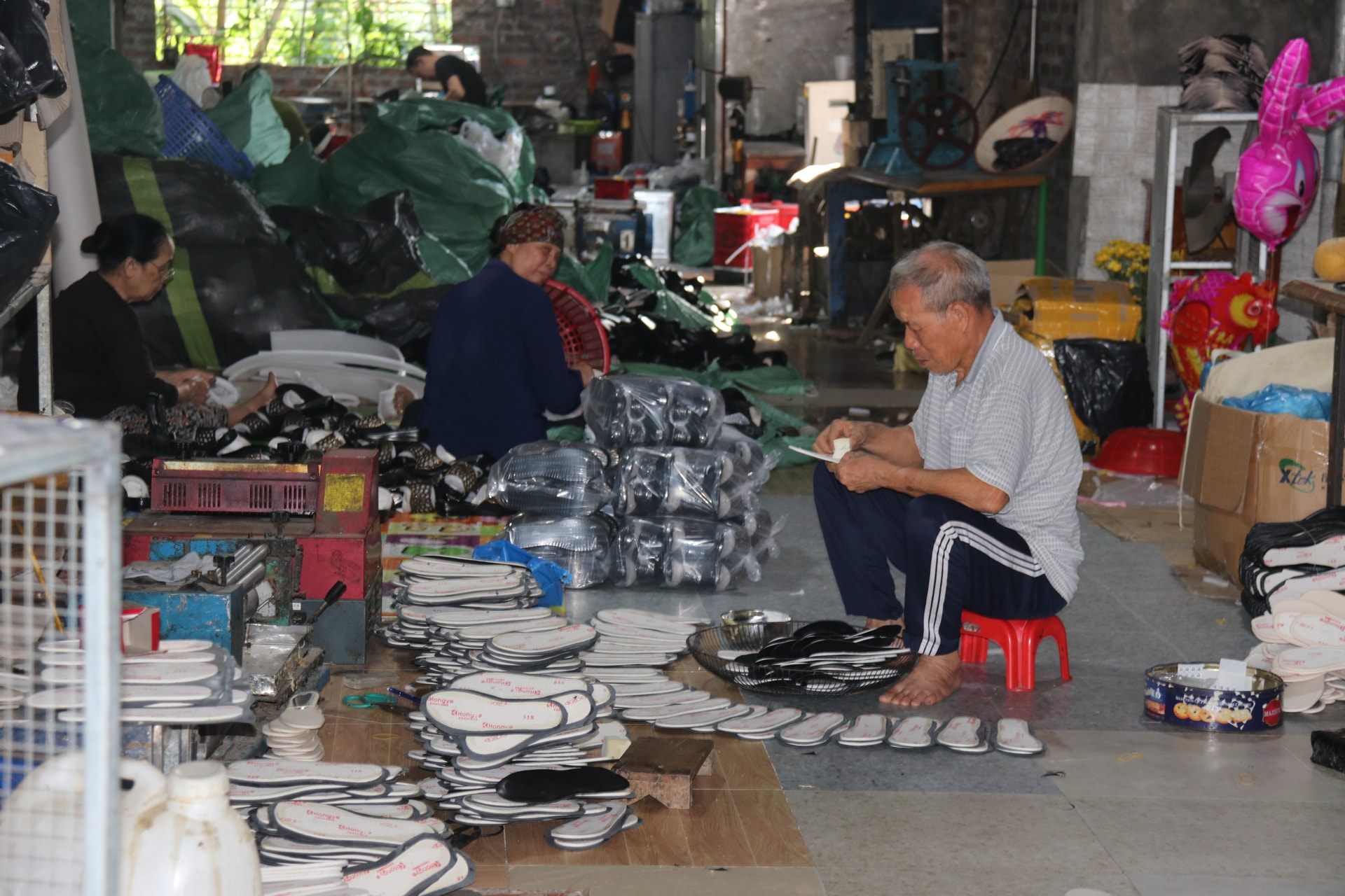 Viele Nebenprodukte aus dem Lederschuhmacherdorf Hoang Dieu müssen separat gesammelt und verarbeitet werden und dürfen nicht wie derzeit üblich mit dem Hausmüll vermischt werden.