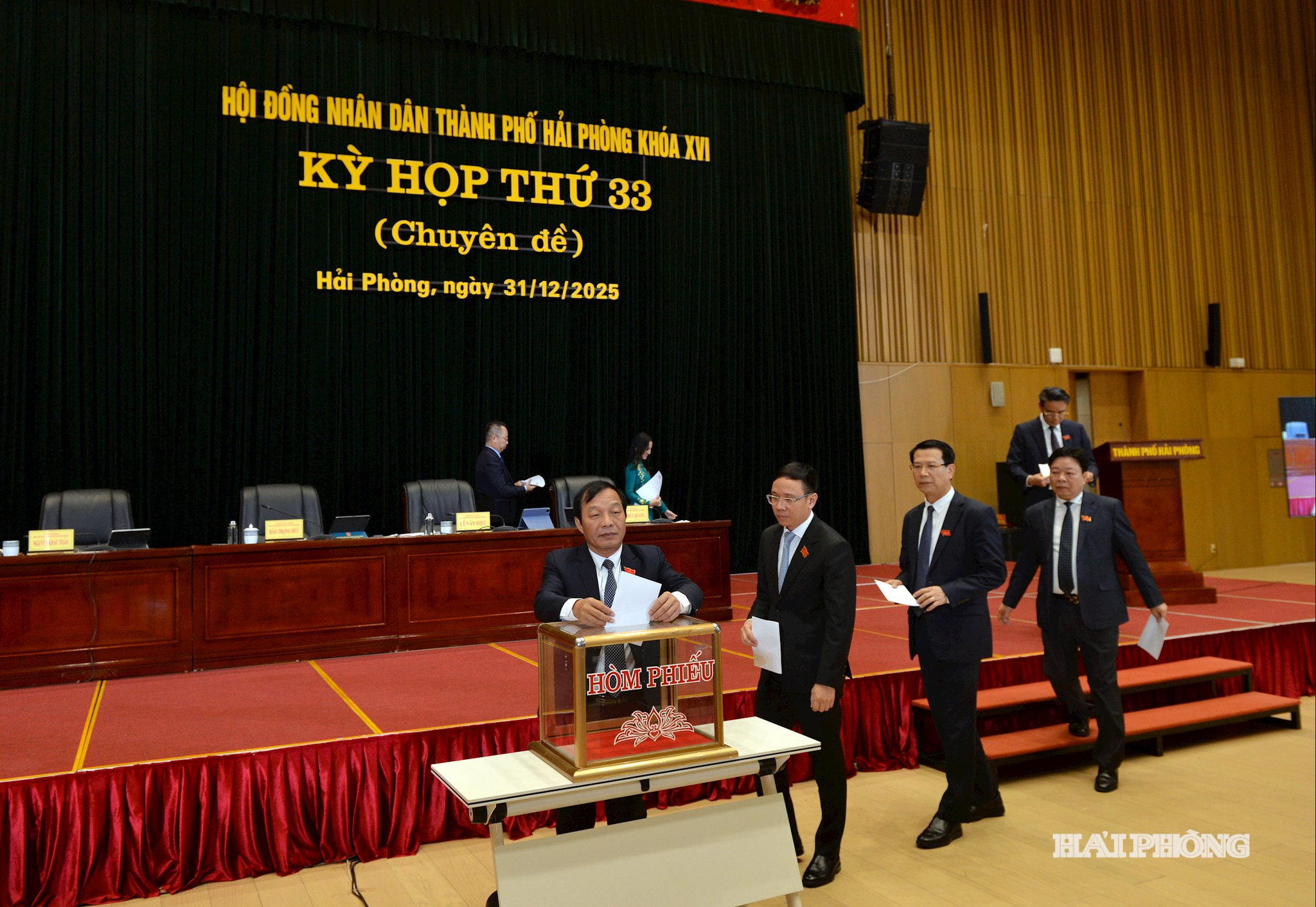 Các đại biểu bỏ phiếu bầu Ủy viên UBND thành phố tại kỳ họp