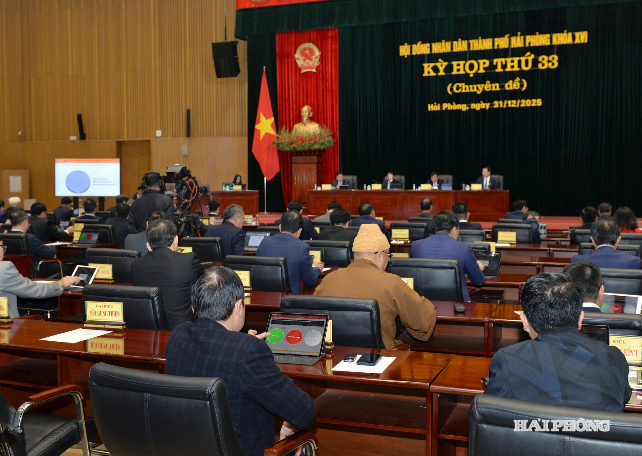 Đại biểu biểu quyết thông qua các nội dung trình kỳ họp