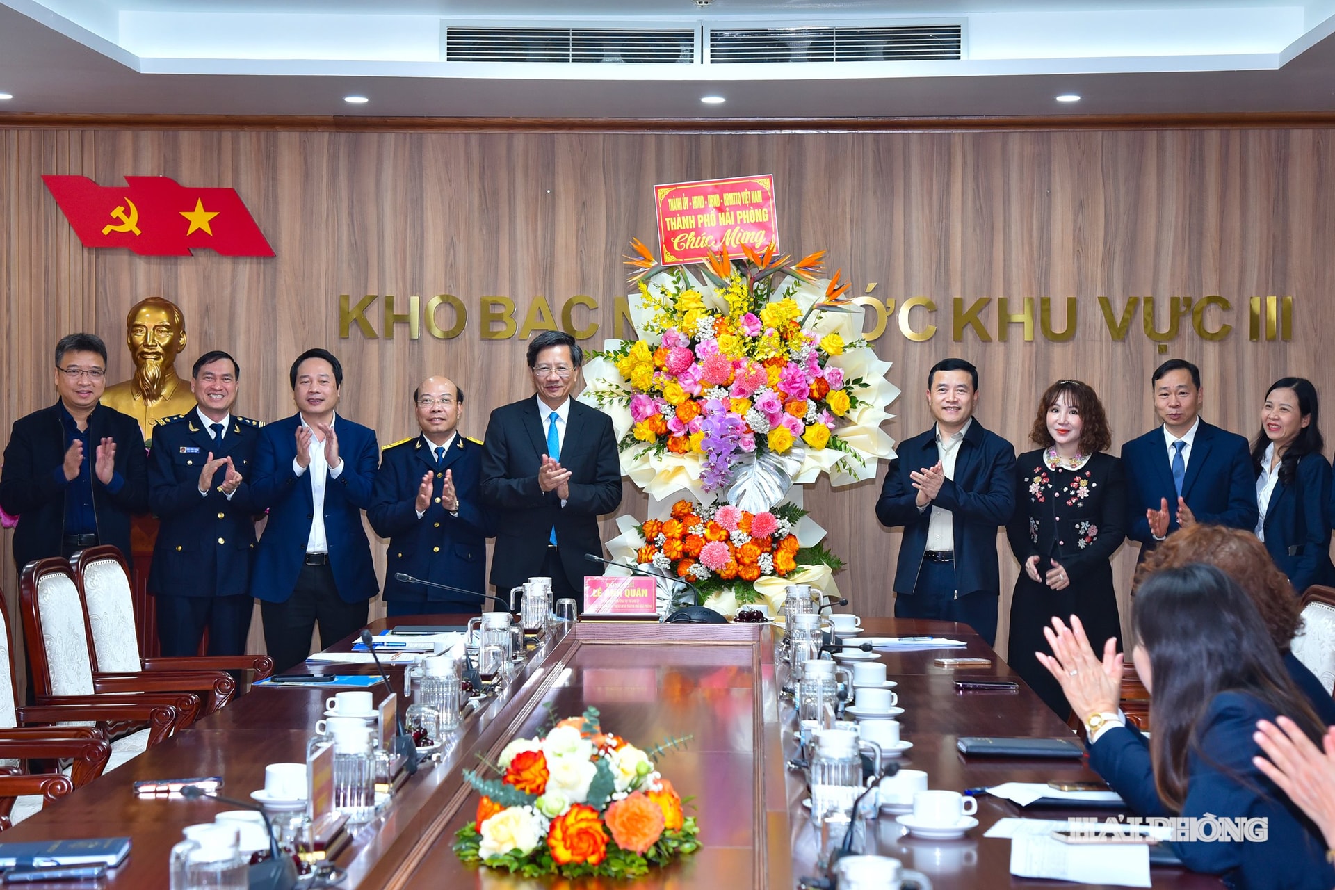 Đồng chí Lê Anh Quân, Phó chủ tịch Thường trực UBND thành phố chúc mừng cán bộ, nhân viên Kho bạc Nhà nước Khu vực 3.