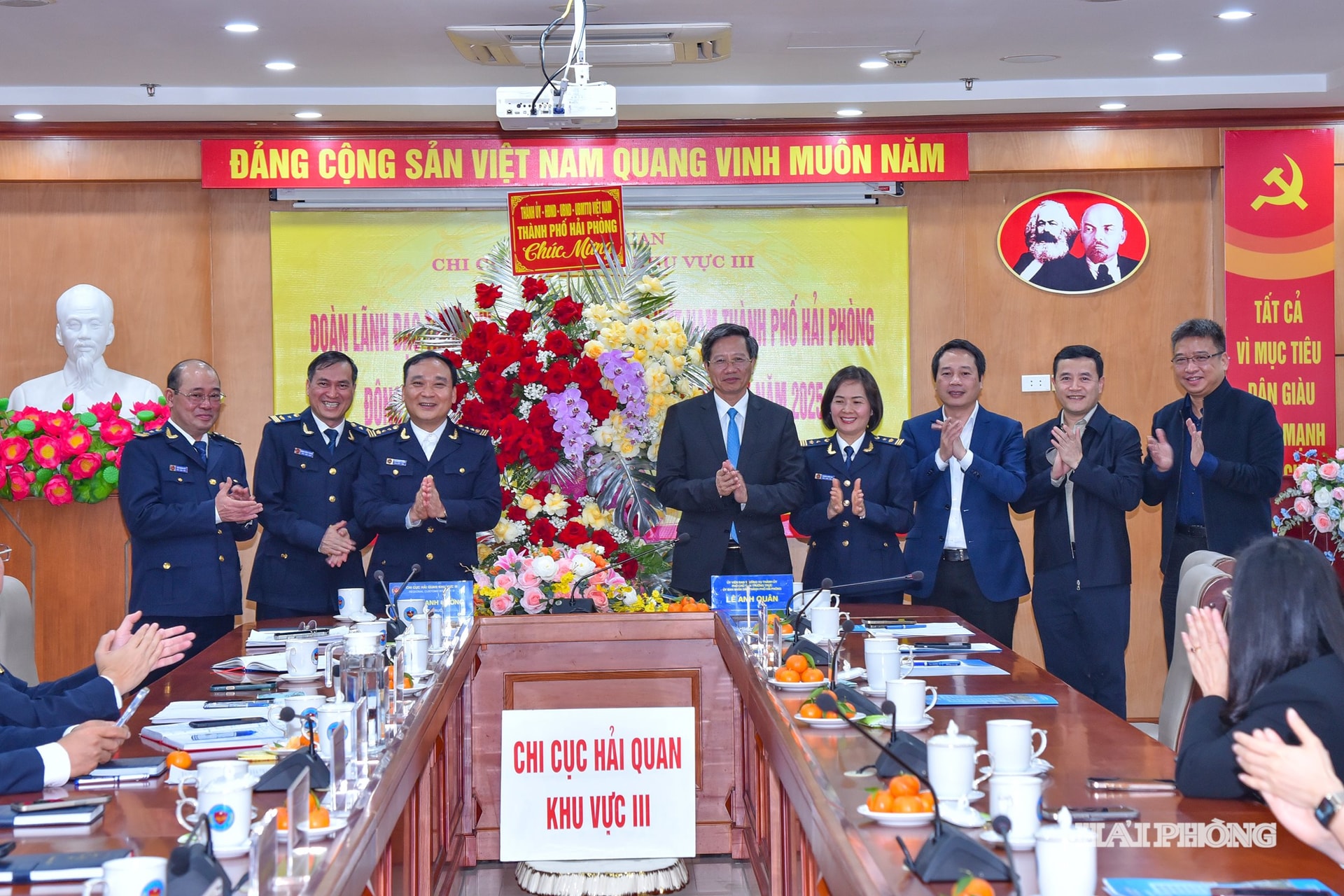 Đồng chí Lê Anh Quân, Phó chủ tịch Thường trực UBND thành phố chúc mừng cán bộ, nhân viên Chi cục Hải quan Khu vực 3.