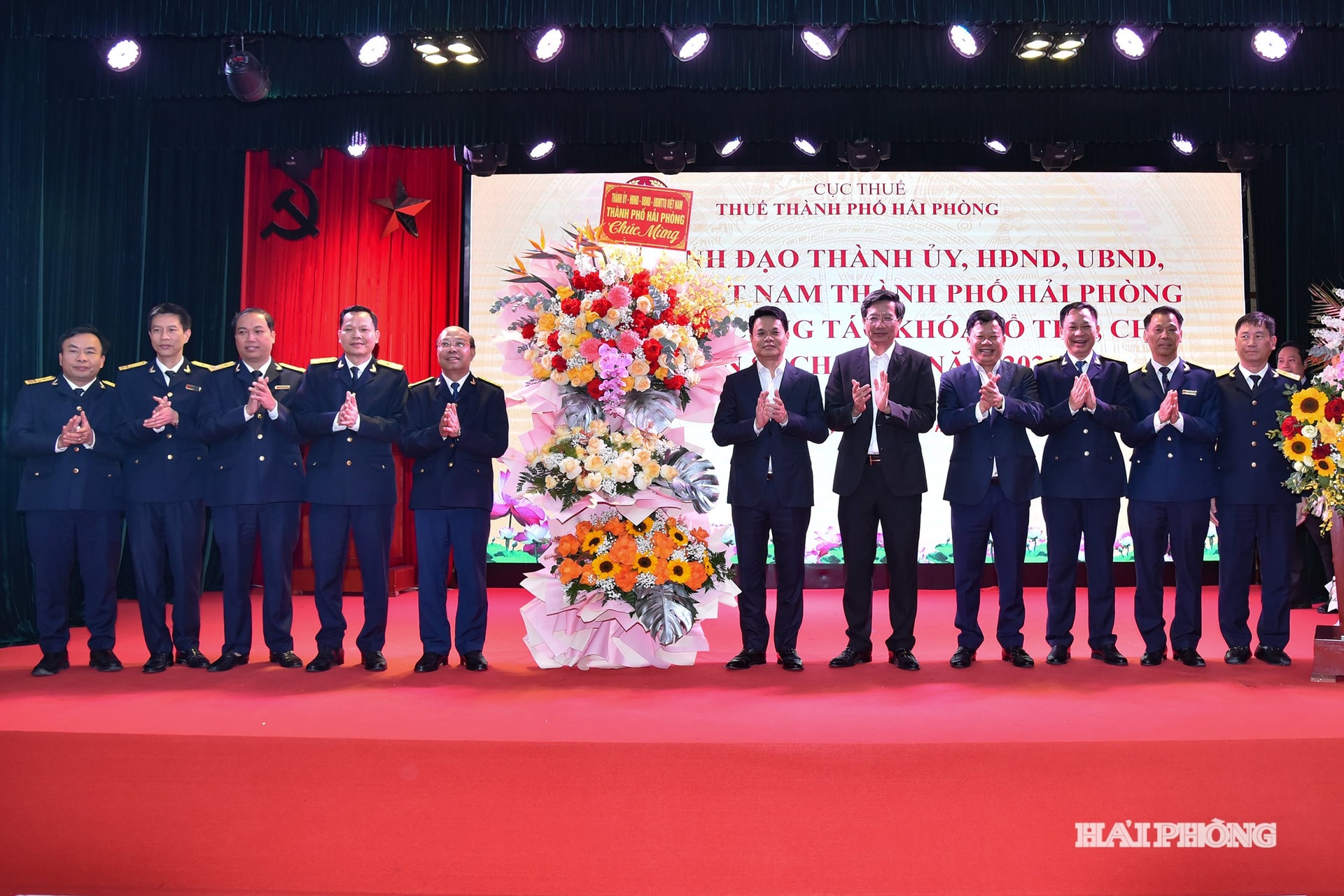 Đồng chí Lê Ngọc Châu, Phó bí thư Thành ủy, Chủ tịch UBND thành phố chúc mừng cán bộ, nhân viên Thuế thành phố Hải Phòng.