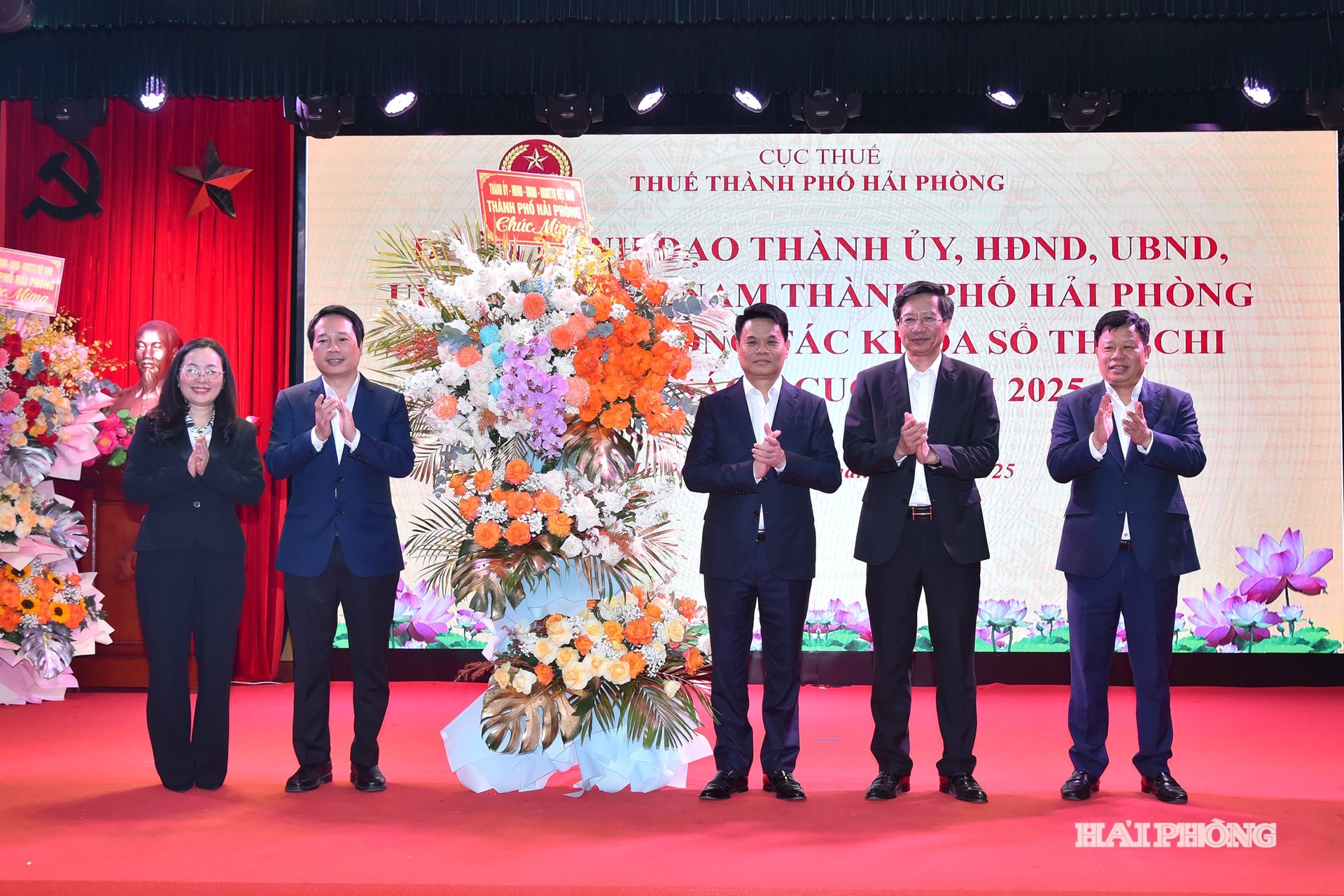 Đồng chí Lê Ngọc Châu, Phó bí thư Thành ủy, Chủ tịch UBND thành phố chúc mừng cán bộ, nhân viên Sở Tài chính thành phố.