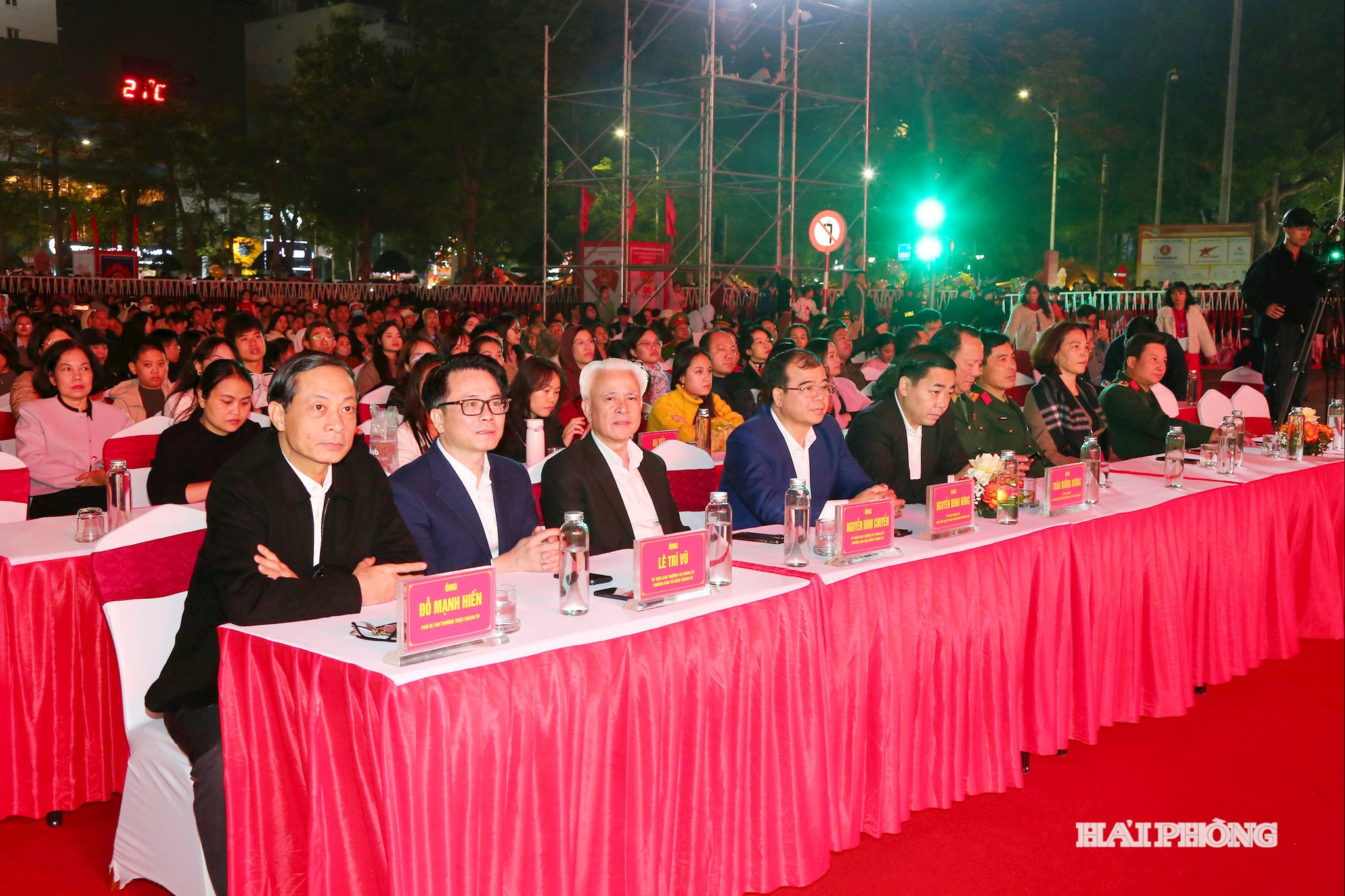 Các đồng chí Đỗ Mạnh Hiến, Phó bí thư Thường trực Thành ủy; Phạm Văn Lập Chủ tịch HĐND, Lê Trung Kiên, Phó chủ tịch UBND, Nguyễn Minh Hùng Phó chủ tịch UBND thành phố cùng các đồng chí Ủy viên Thường vụ, các Ban, Ngành tới dự Chương trình Hải Phòng chào Xuân mới tại Quảng trường Nhà hát thành phố