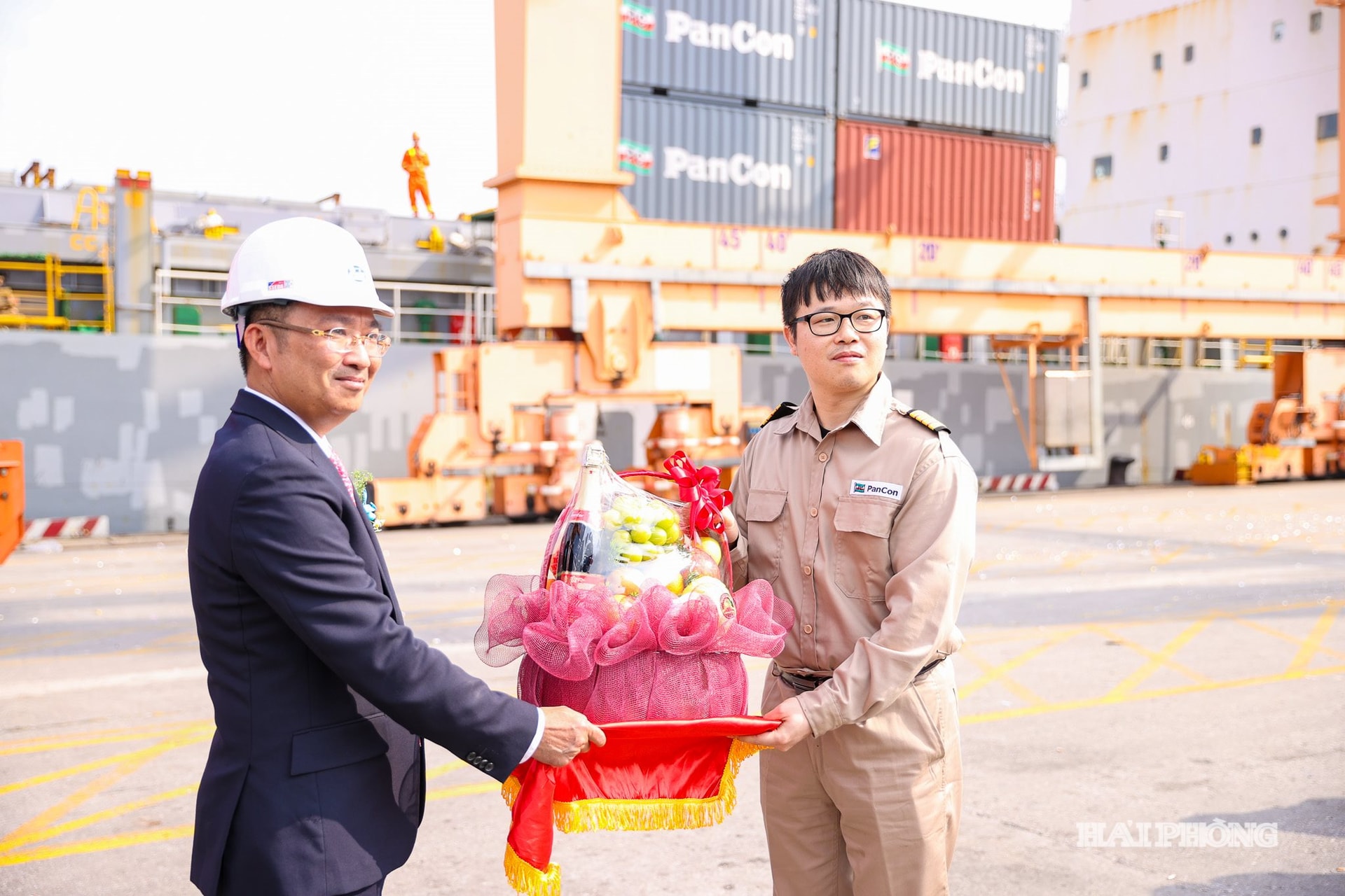 Tổng Giám đốc Công ty CP Cảng Hải Phòng Nguyễn Tường Anh tặng quà thuyền trưởng tàu Pancon Glory