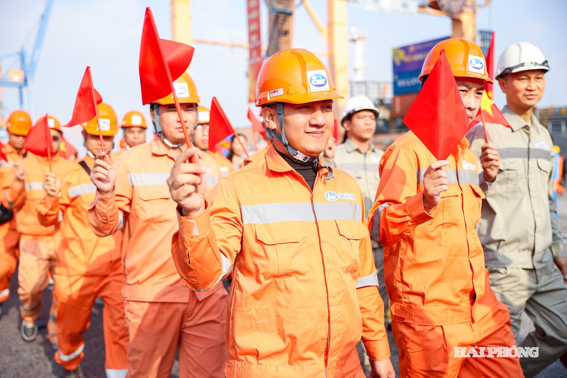 Рабочие порта Хайфон радуются началу нового года работы.