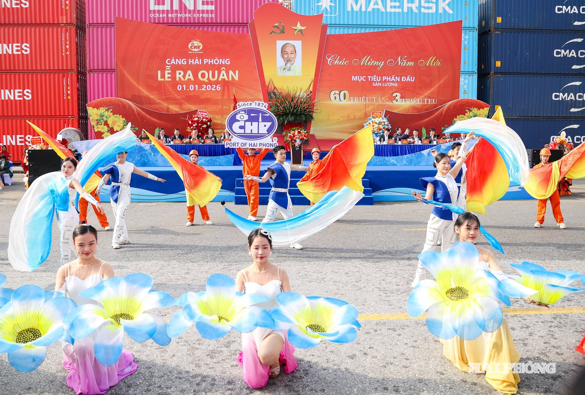 Tiết mục văn nghệ chào mừng tại lễ ra quân