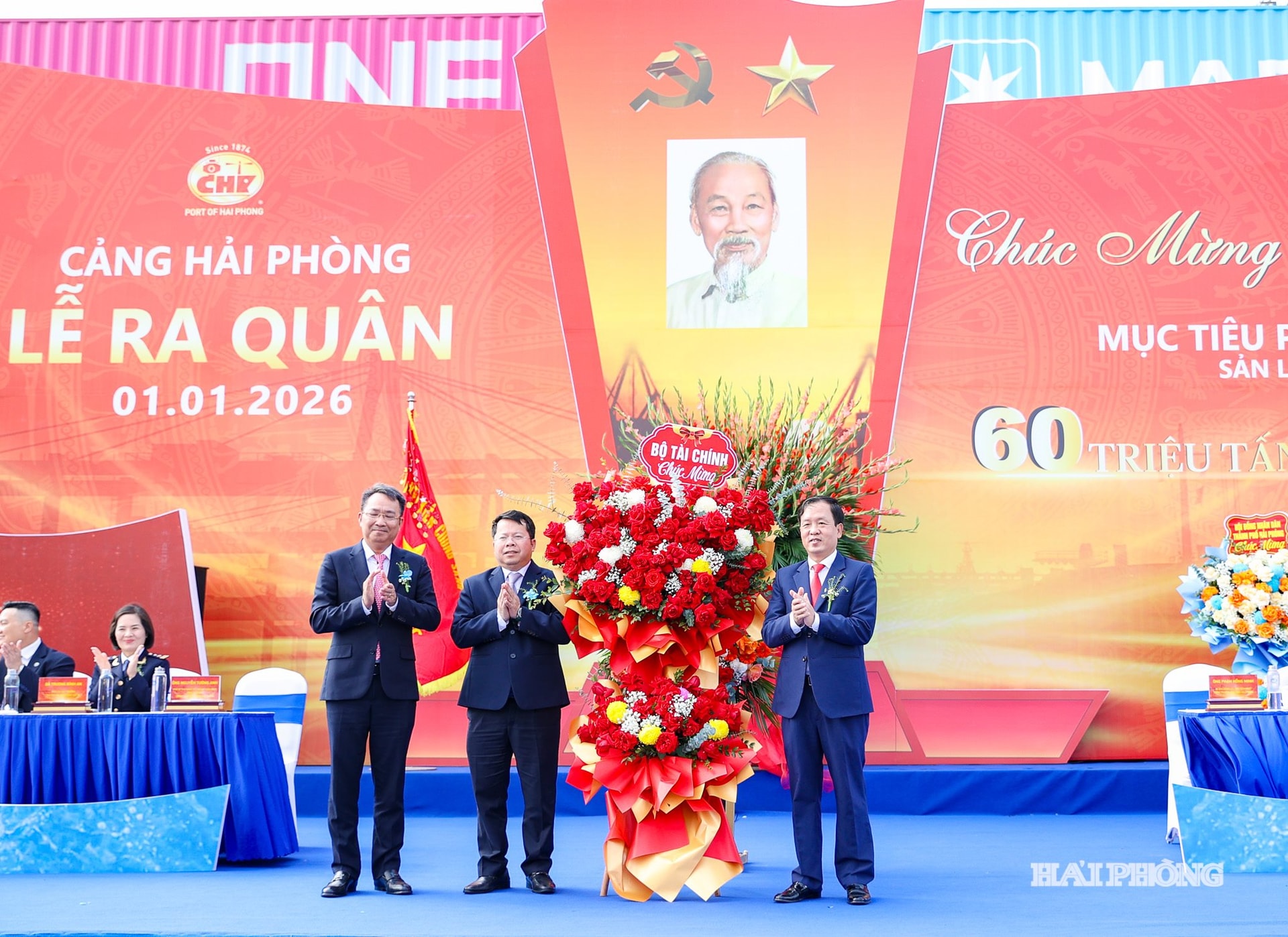 Представители Министерства финансов возложили цветы, чтобы поздравить порт Хайфон.