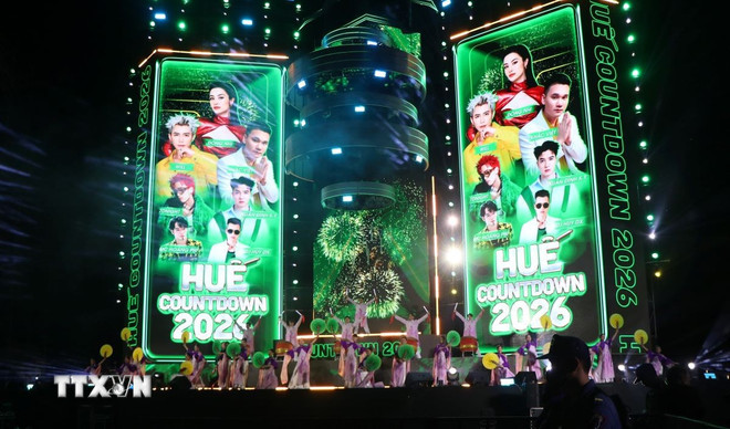 Chương trình Countdown năm 2026,thu hút đông đảo người dân đến thưởng thức và cùng đếm ngược thời khắc chuyển tiếp sang năm mới. (Ảnh: Văn Dũng/TTXVN) ttxvn-nam-moi-4.jpg