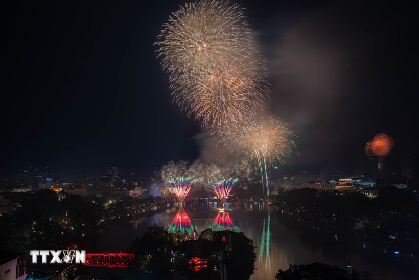 Những chùm pháo hoa sắc màu tại khu vực Hồ Hoàn Kiếm chào đón năm mới 2026. (Ảnh: Lê Đông/TTXVN)