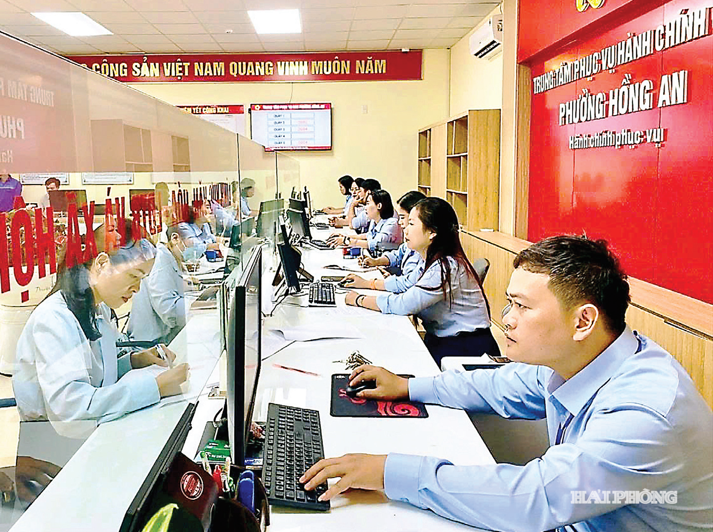 Cán bộ Trung tâm Phục vụ hành chính công phường Hồng An hỗ trợ người dân giải quyết thủ tục hành chính. 