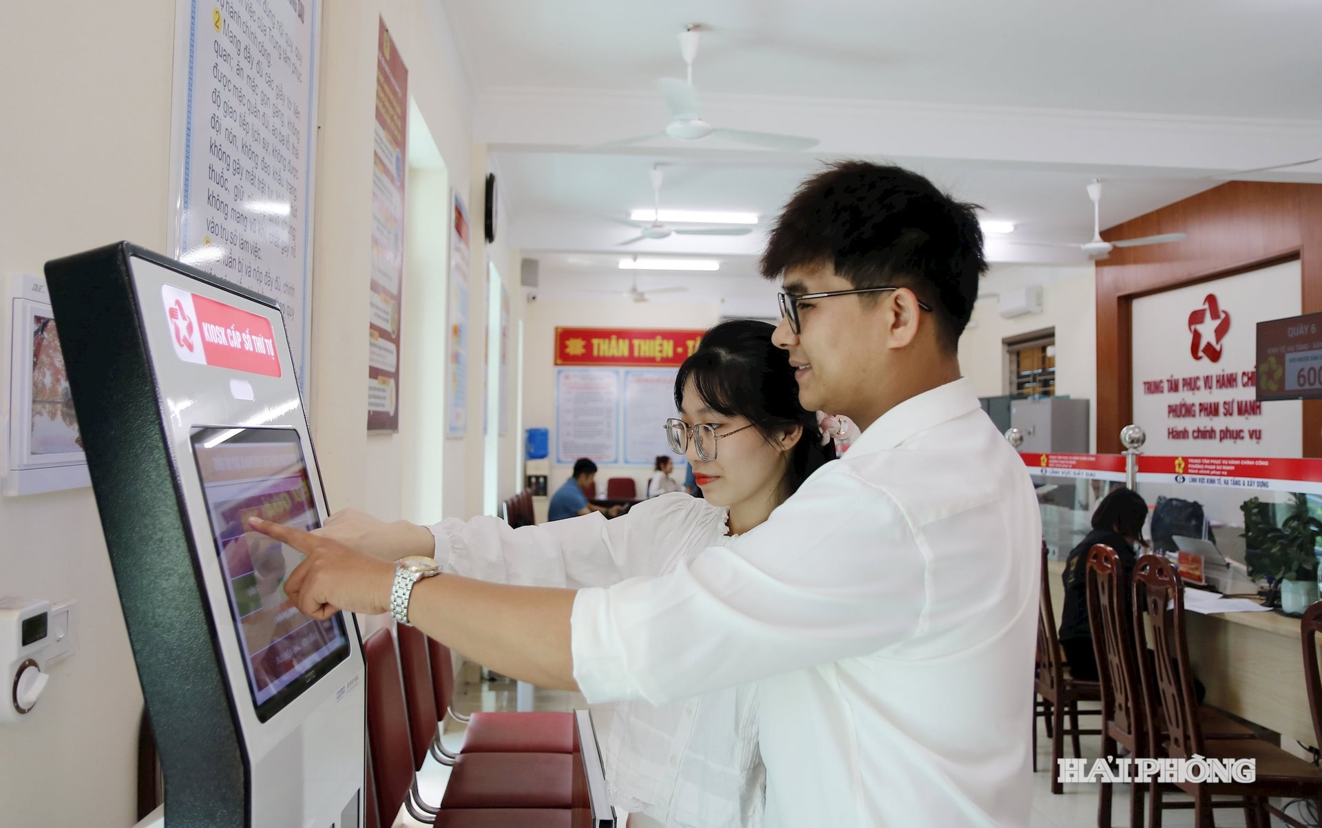 Các cặp đôi đến làm thủ tục đăng ký kết hôn tại Trung tâm Phục vụ hành chính công phường Phạm Sư Mạnh (ảnh cơ sở cung cấp).