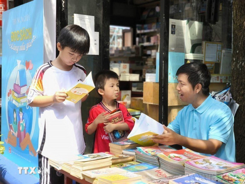 Đường Sách Thành phố Hồ Chí Minh (đường Nguyễn Văn Bình, Quận 1) đi vào hoạt động từ năm 2016, là đường sách đầu tiên được triển khai trên cả nước và là mô hình hiệu quả trong lan tỏa văn hóa đọc tới công chúng, nhất là giới trẻ (2024). (Ảnh: TTXVN)