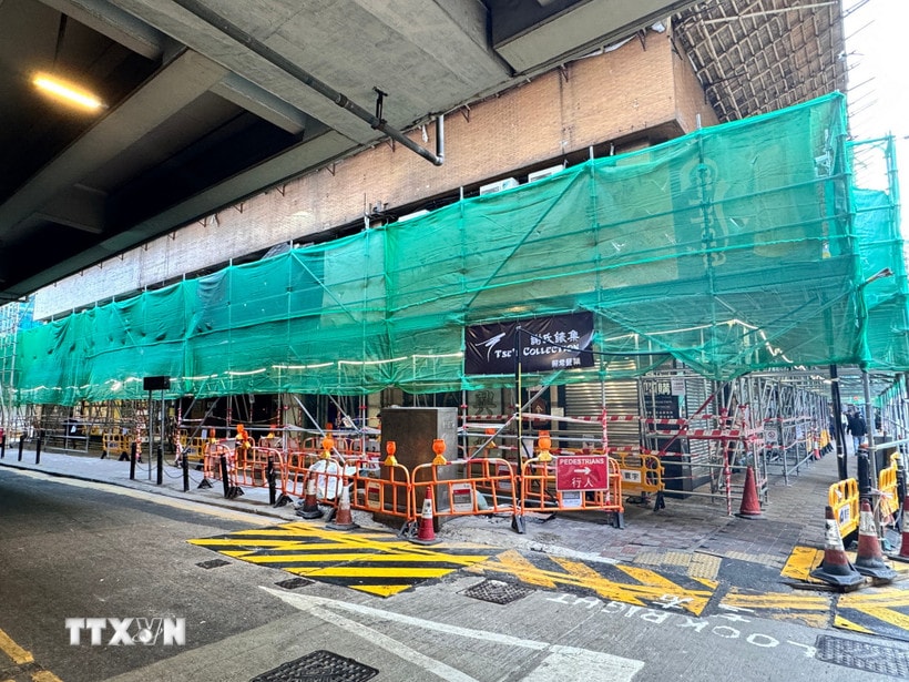Cải tạo chung cư cũ ở Hong Kong. (Ảnh: Mạc Luyện/TTXVN)
