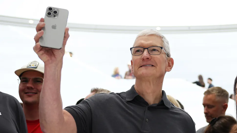 Apple chuẩn bị bước vào kỷ nguyên mới với iPhone gập và kính AR thông minh. (Nguồn: Getty Images)