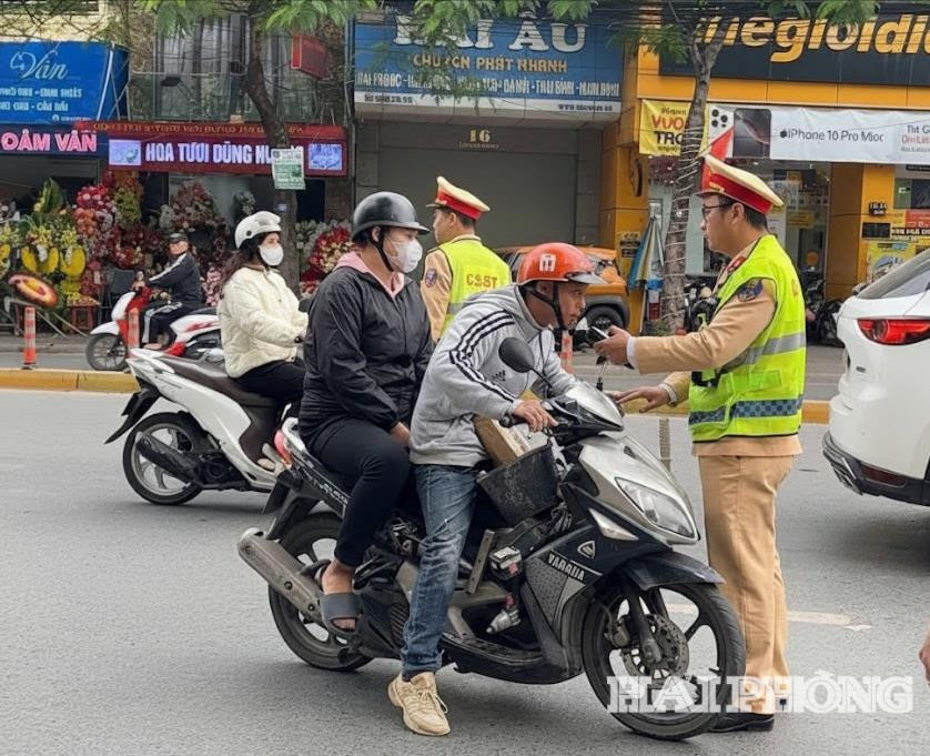 Phòng Cảnh sát giao thông thành phố Hải Phòng bố trí lực lượng cảnh sát giao thông trực 100% quân số để bảo đảm trật tự an toàn giao thông dịp Tết Dương lịch.