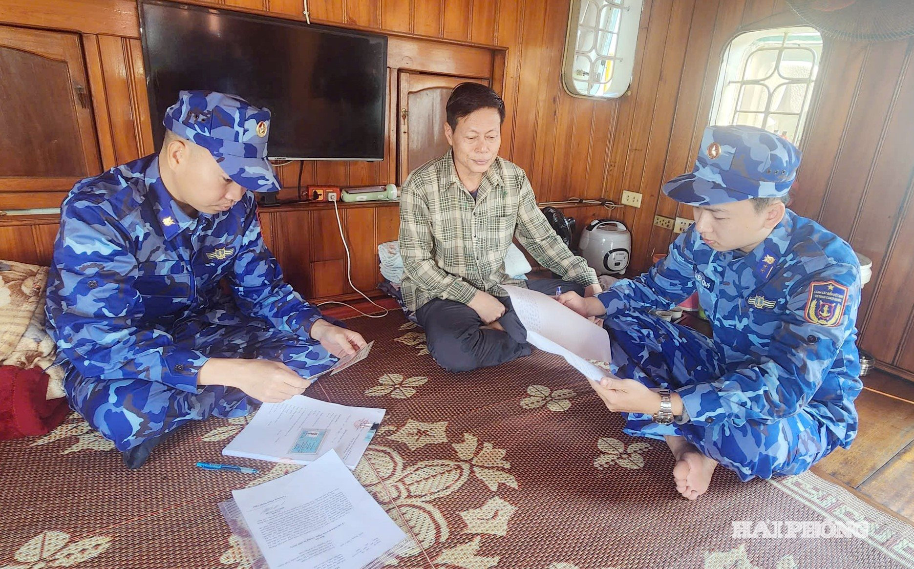 to-cong-tac-lam-viec-voi-thuyen-truong-tau-hp-3533.jpg