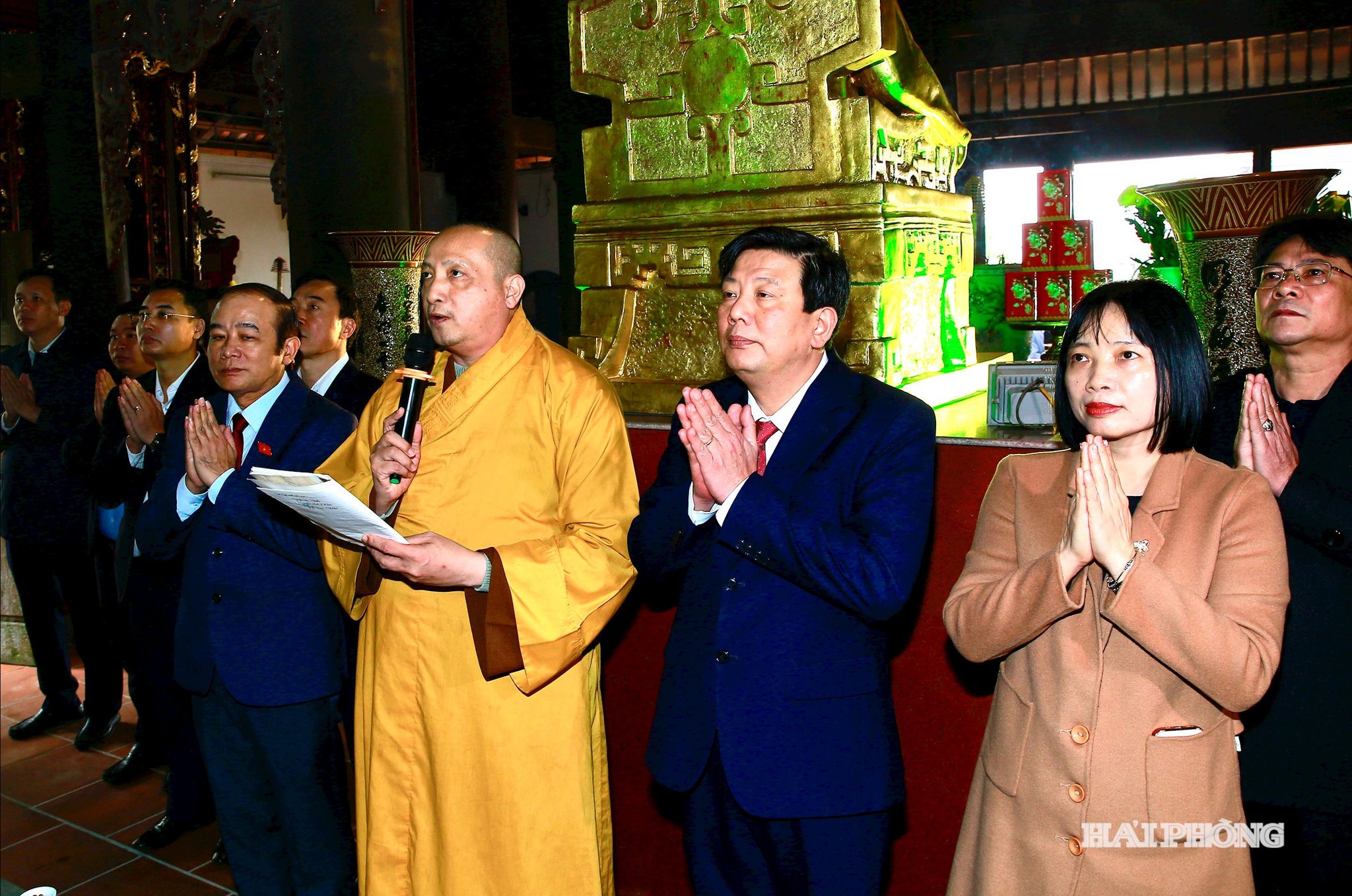 Đồng chí Nguyễn Quang Phúc, Uỷ viên Ban Thuòng vụ Thành uỷ, Trưởng Ban Tuyên giáo và Dân vận Thành uỷ cùng các đồng chí lãnh đạo Đoàn đại biểu Quốc hội Hải Phòng dâng hương tại Khu lưu niệm Chủ tịch Tôn Đức Thắng.
