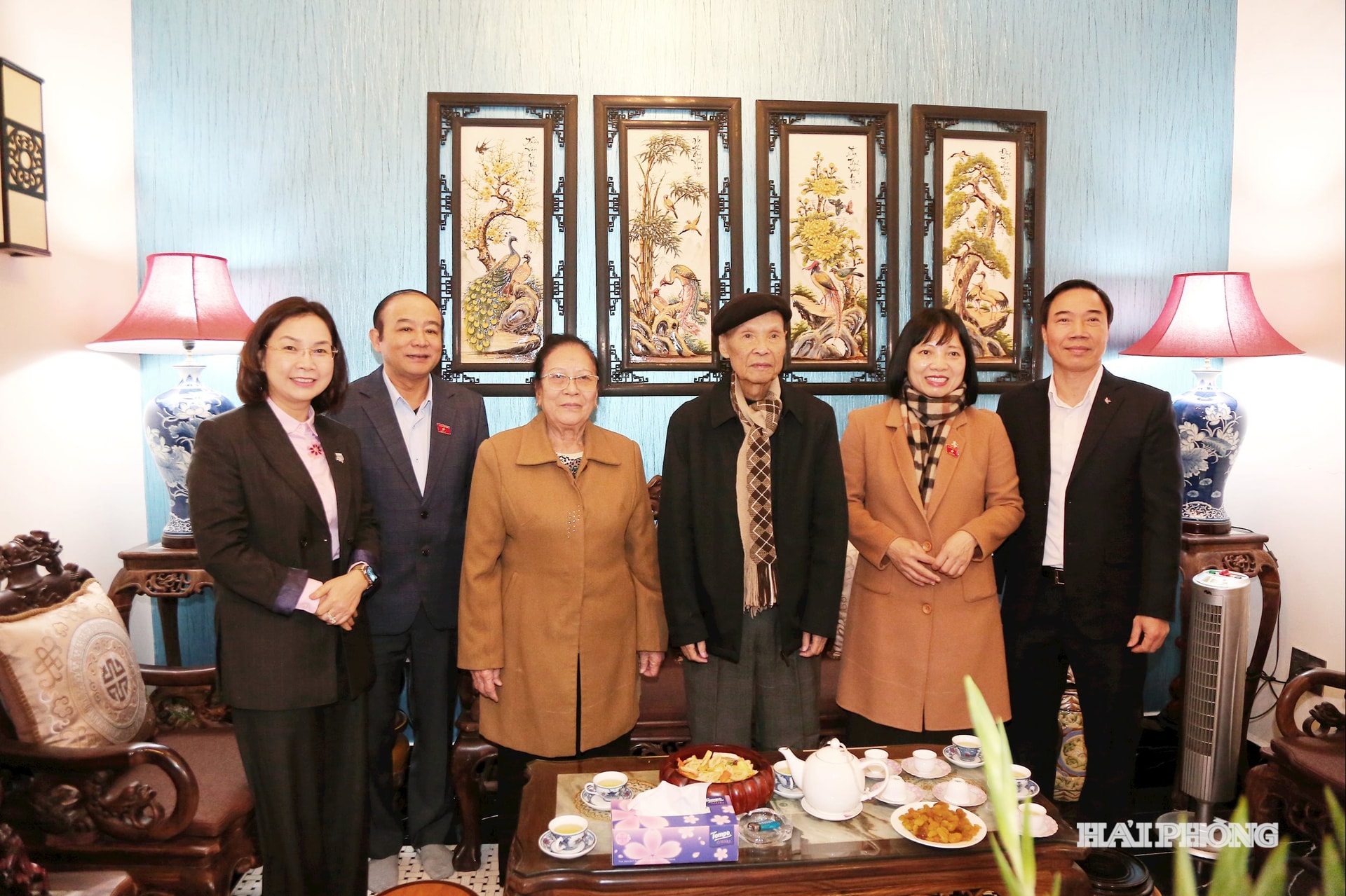 Các đồng chí Lã Thanh Tân, Phó trưởng đoàn chuyên trách, Nguyễn Thị Việt Nga, Phó trưởng đoàn chuyên trách Đoàn Đại biểu Quốc hội Hải Phòng thăm và tặng quà đồng chí Đào An nguyên Phó bí thư Thành ủy, nguyên Chủ tịch UBND, Trưởng đoàn Đại biểu Quốc hội thành phố Hải Phòng khóa 9 thành phố Hải Phòng.