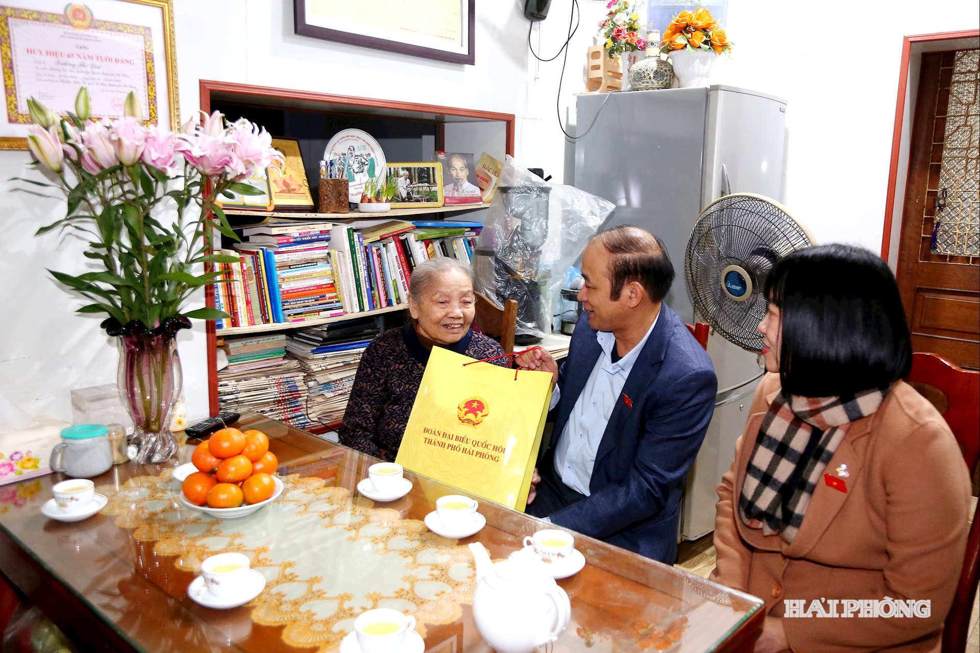 Các đồng chí Phó trưởng Đoàn Đại biểu Quốc hội chuyên trách thành phố Hải Phòng thăm và tặng quà bà Trương Thị Len, đại biểu Quốc hội thành phố Hải Phòng khóa 2.