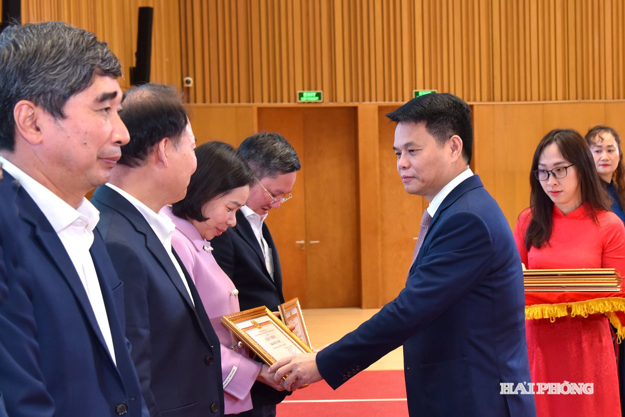 Đồng chí Lê Ngọc Châu, Phó bí thư Thành ủy, Chủ tịch UBND thành phố trao giấy khen tặng các tập thể có thành tích xuất sắc.