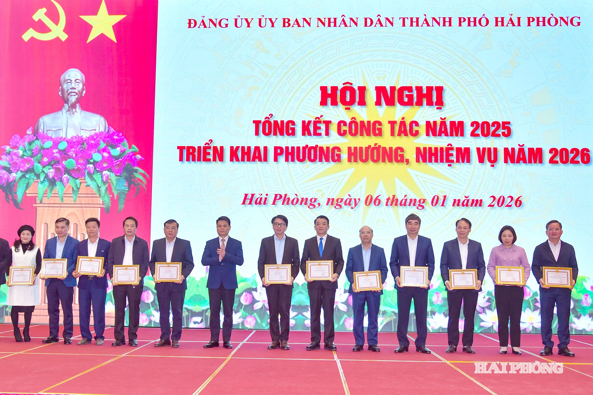 Đồng chí Lê Ngọc Châu, Phó bí thư Thành ủy, Chủ tịch UBND thành phố trao giấy khen tặng các tập thể có thành tích xuất sắc.