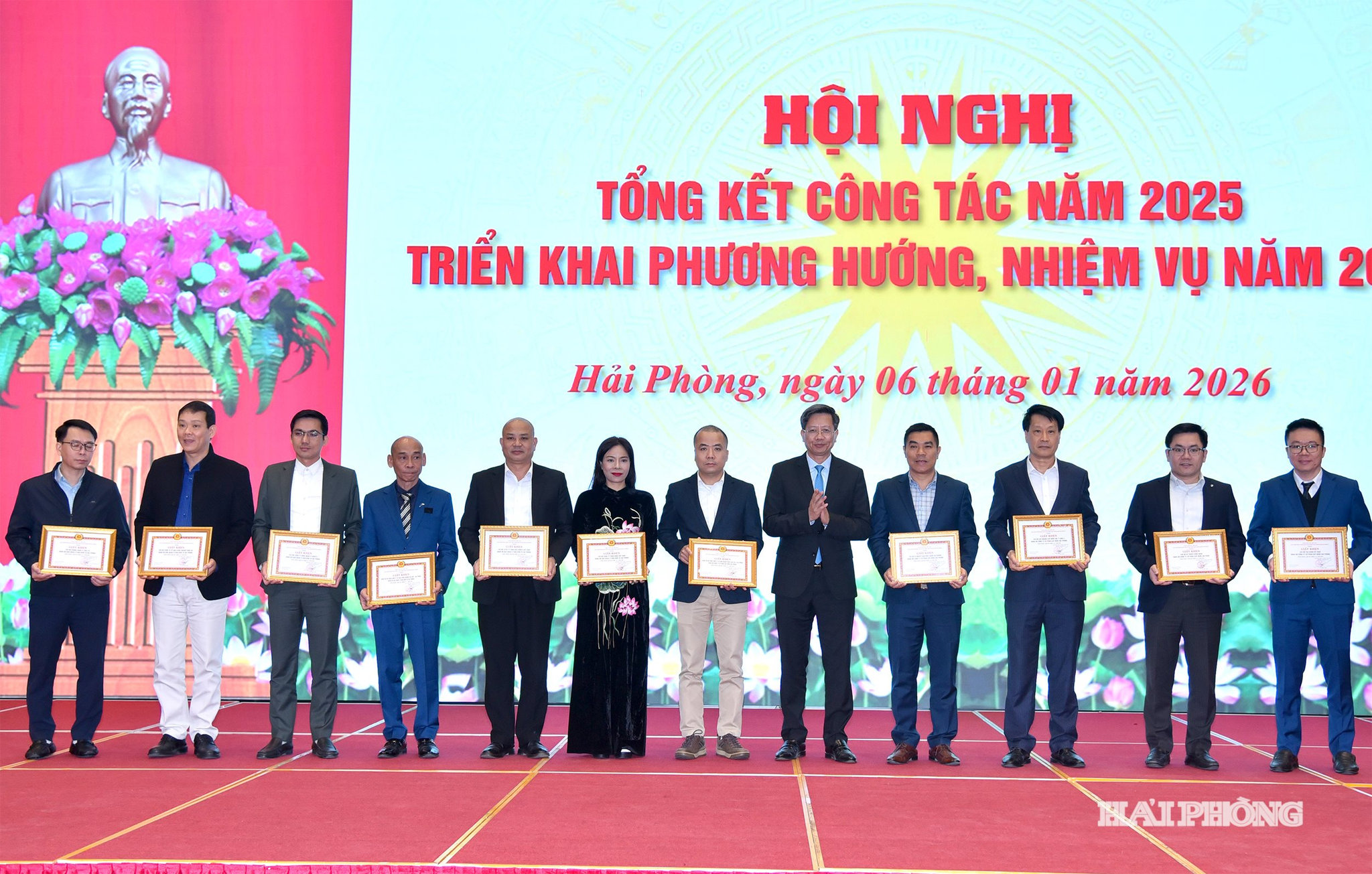 Đồng chí Lê Anh Quân, Phó chủ tịch Thường trực UBND thành phố trao giấy khen tặng các tập thể và cá nhân có thành tích xuất sắc.