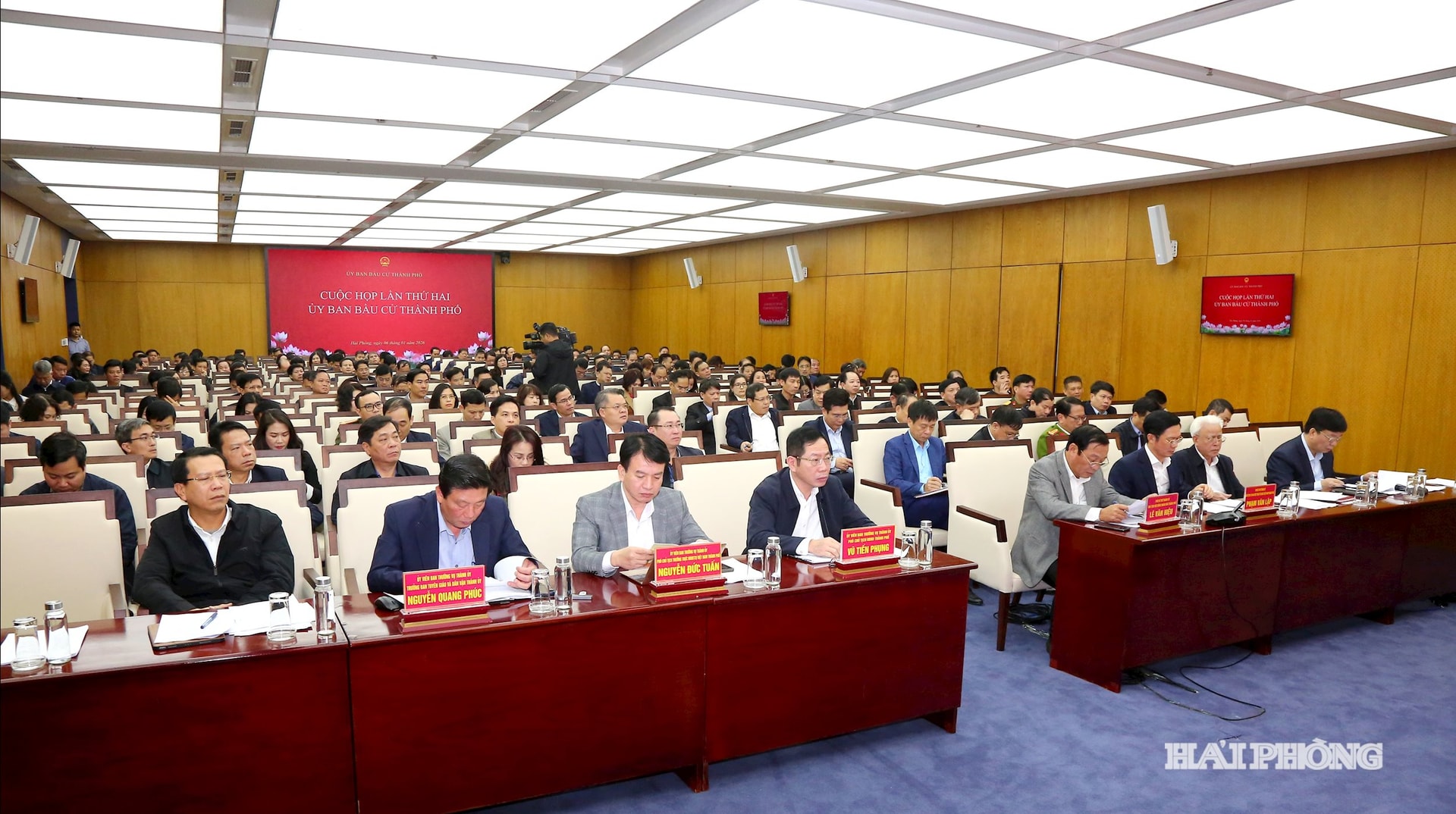 Các đại biểu tới dự cuộc họp lần thứ hai Ủy ban bầu cử thành phố.