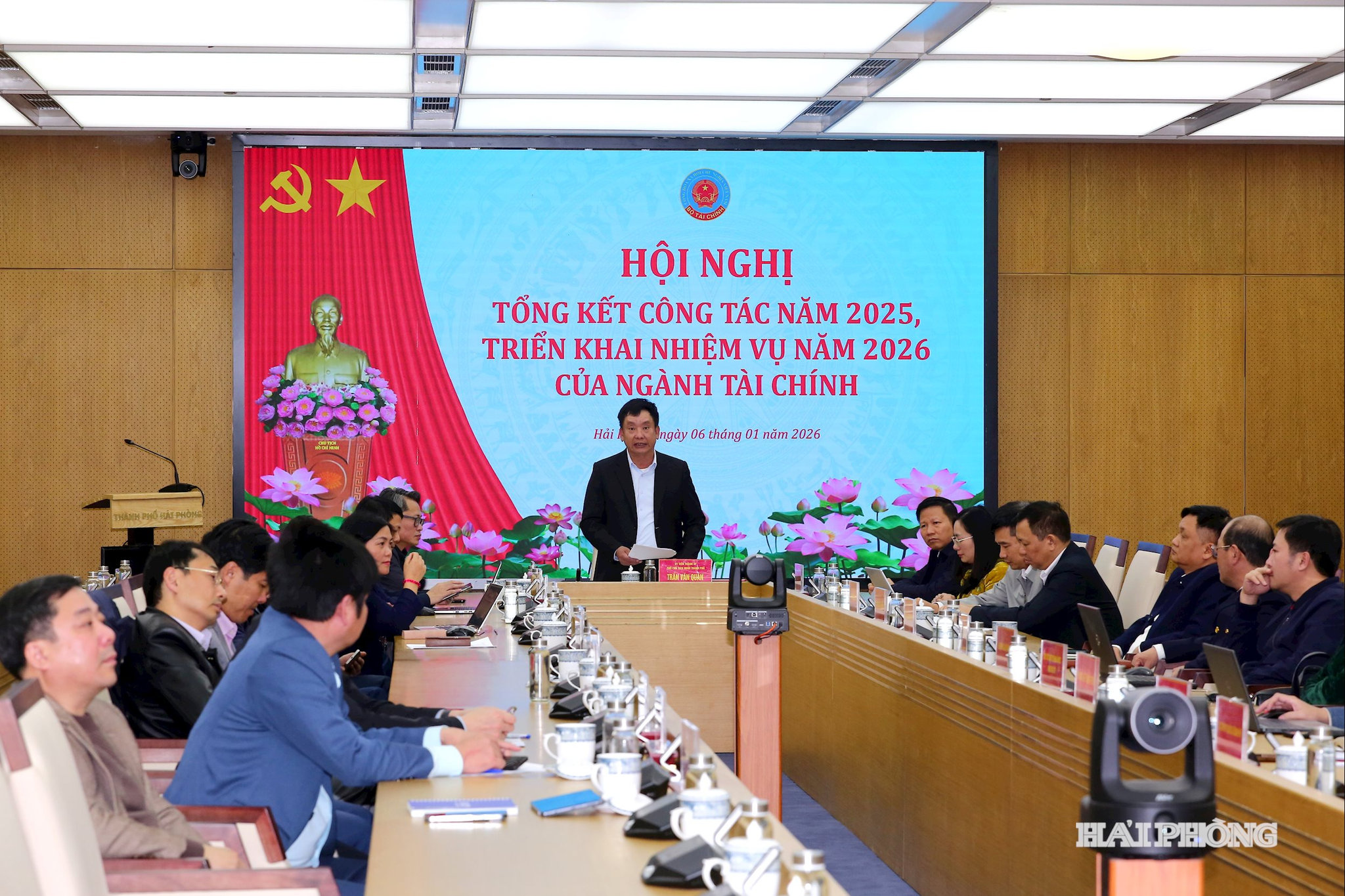 Đồng chí Trần Văn Quân, Phó chủ tịch UBND thành phố báo cáo tại điểm cầu thành phố Hải Phòng.