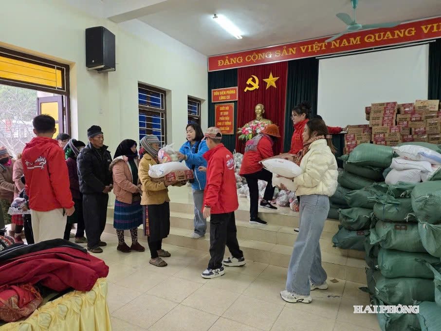 Đoàn thiện nguyện đến từ thành phố Hải Phòng phối hợp tặng quà bà con dân tộc thiểu số và các em nhỏ có hoàn cảnh khó khăn ở xã Lũng Cú.