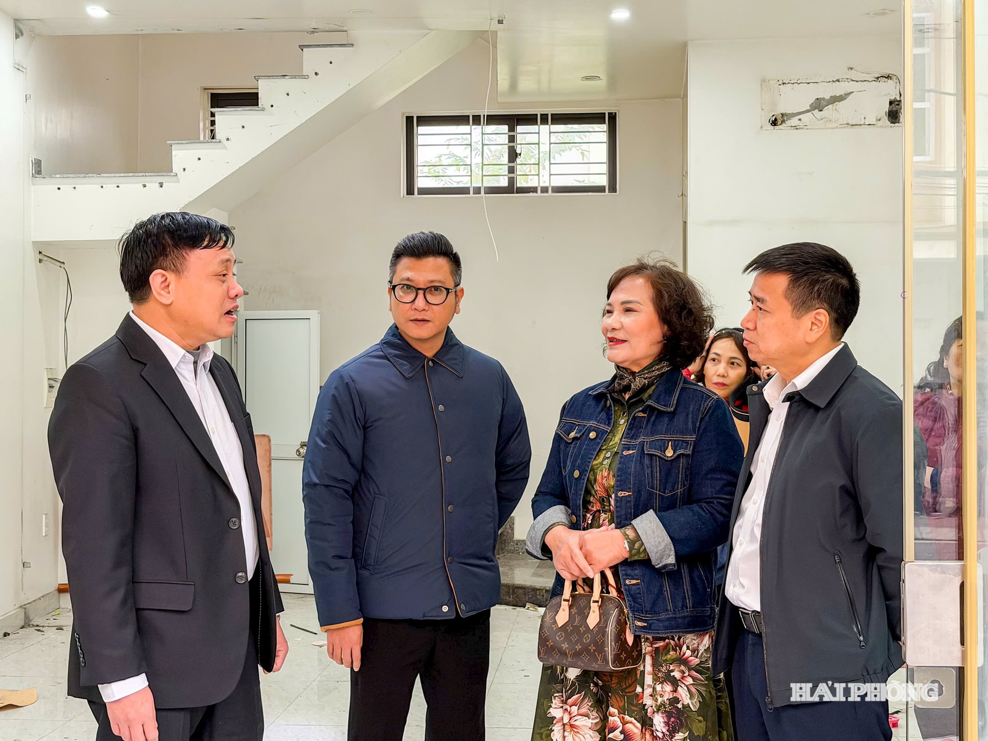 Lãnh đạo phường Lê Chân biểu dương tinh thần chấp hành và hợp tác tích cực của gia đình bà Nguyễn Thị Ngọc trong việc nhận đền bù và bàn giao mặt bằng thực hiện dự án.
