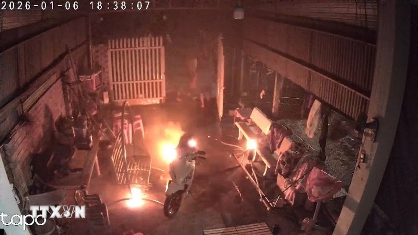 Hiện trường nơi xảy ra vụ tưới xăng đốt nghi do mâu thuẫn tình cảm, tối 6/1/2025 tại phường Long Hoa, tỉnh Tây Ninh. (Ảnh: TTXVN phát)