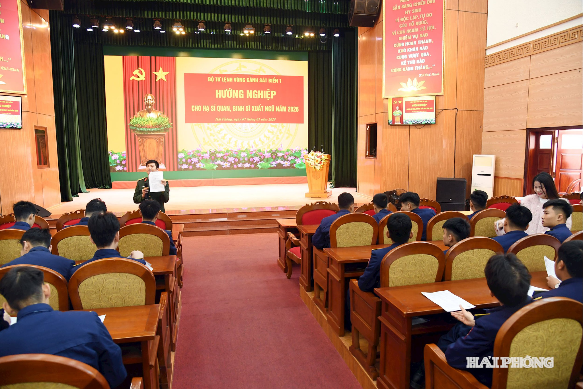 Cán bộ Công ty Đào tạo nghề, XNK lao động tư vấn hướng nghiệp cho chiến sĩ Vùng Cảnh sát biển 1