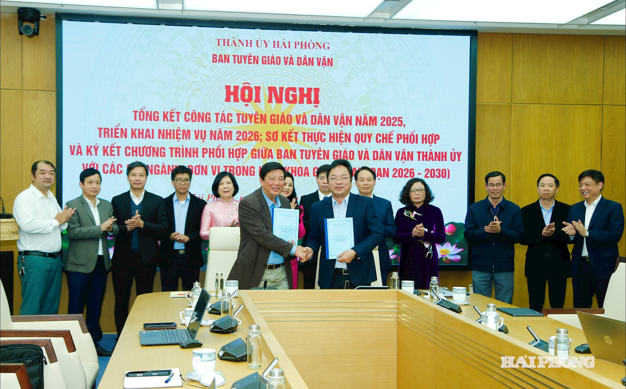Đồng chí Nguyễn Quang Phúc, Uỷ viên ban Thường vụ Thành ủy, Trưởng ban Tuyên giáo và Dân vận Thành ủy ký kết chương trình phối hợp với các ngành, đơn vị khối khoa giáo (giai đoạn 2026-2030).