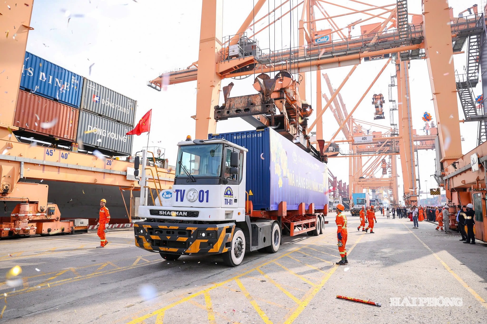 Mã hàng đầu năm được xếp dỡ thành công, chính thức mở ra một năm sản xuất, kinh doanh mới với khí thế mới, niềm tin mới và thành công mới với Cảng Hải Phòng. Ảnh: LÊ DŨNG