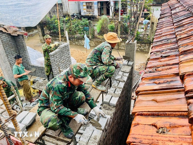 Chiến sỹ lữ đoàn 574 khẩn trương triển khai công tác xây nhà cho nhân dân ngay trong ngày đầu Năm Mới 2026. (Ảnh: TTXVN phát) chien-dich-quang-trung.jpg