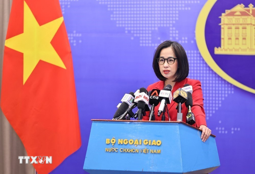 Người phát ngôn Bộ Ngoại giao Phạm Thu Hằng trả lời câu hỏi của các cơ quan báo chí trong nước và quốc tế. (Ảnh: Minh Đức/TTXVN)