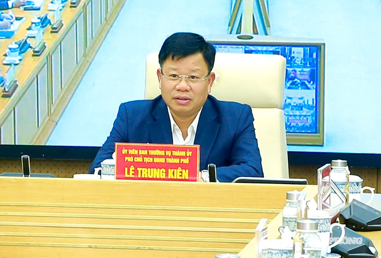 Đồng chí Lê Trung Kiên, Uỷ viên Ban Thường vụ Thành uỷ, Phó chủ tịch UBND thành phố chủ trì cuộc họp trực tuyến Chính phủ thúc đẩy đầu tư công tại đầu cầu Hải Phòng.